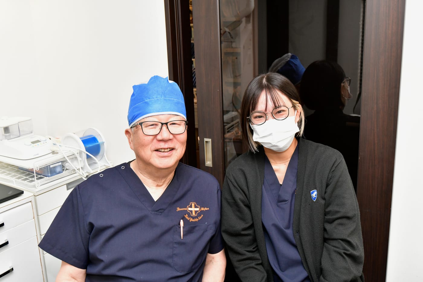 笑顔の岩間歯科 院長とスタッフ